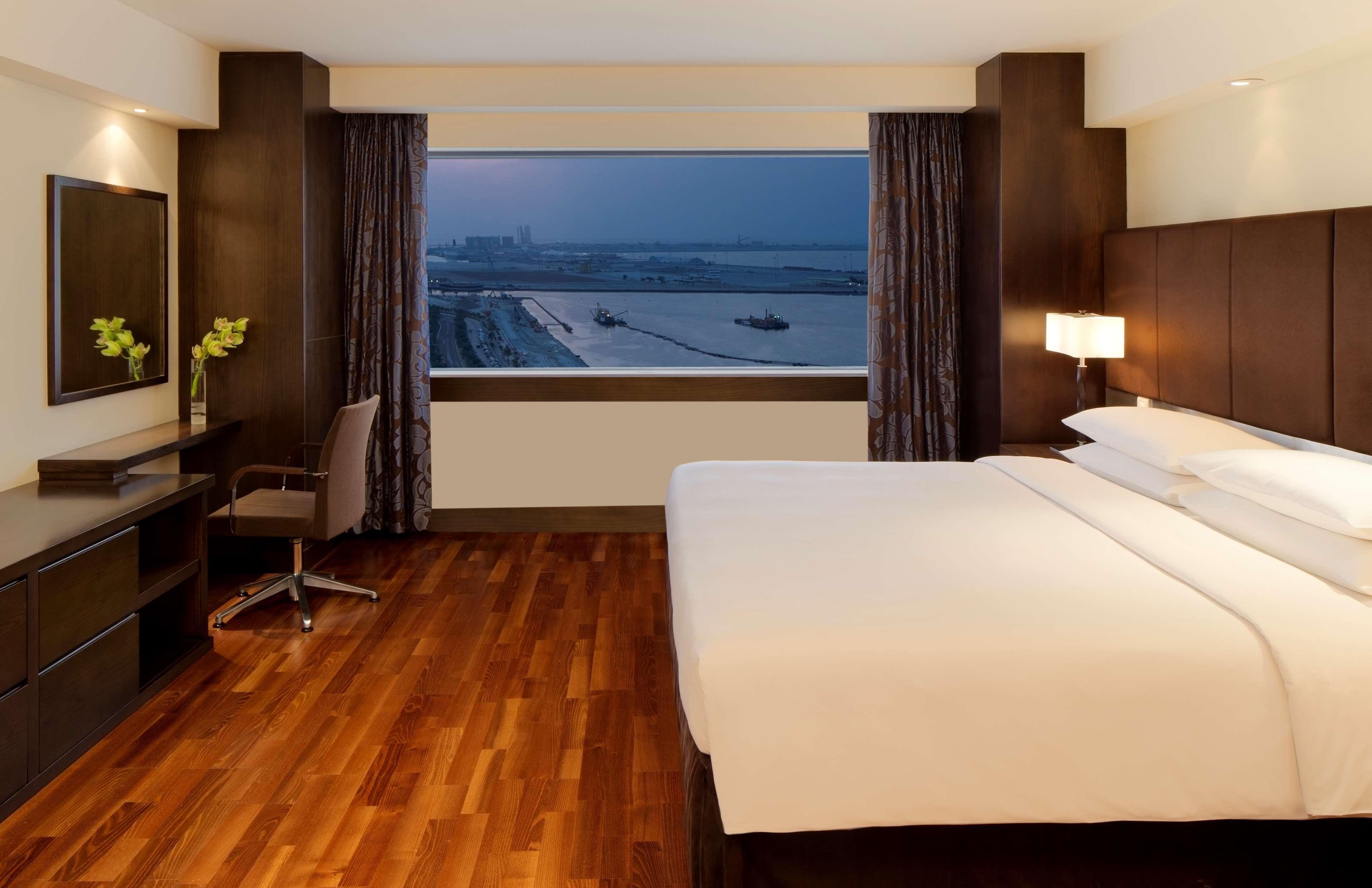 Hotel Hyatt Regency Dubai - Corniche Esterno foto A room at the hotel