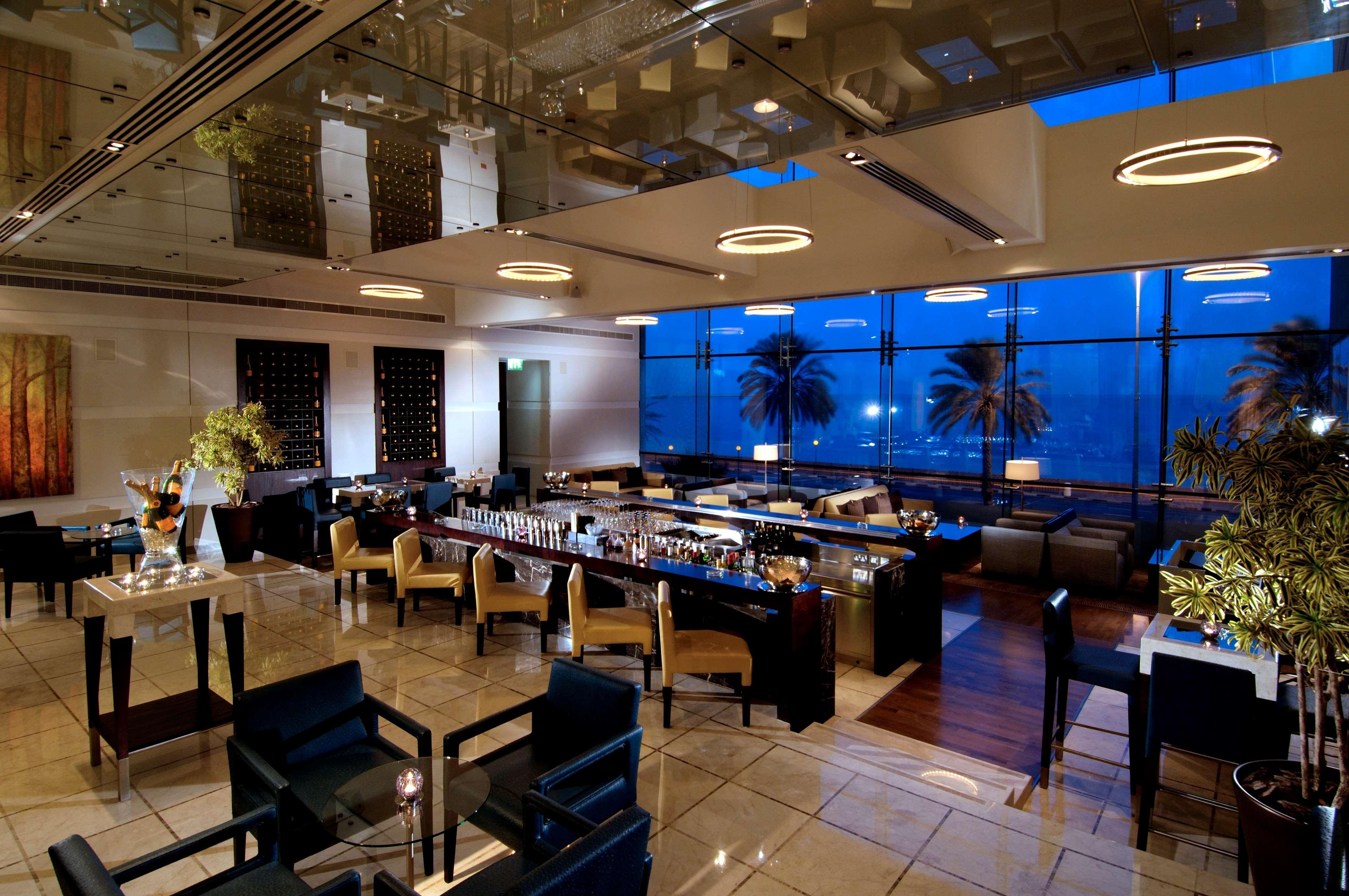 Hotel Hyatt Regency Dubai - Corniche Esterno foto The lounge at the airport