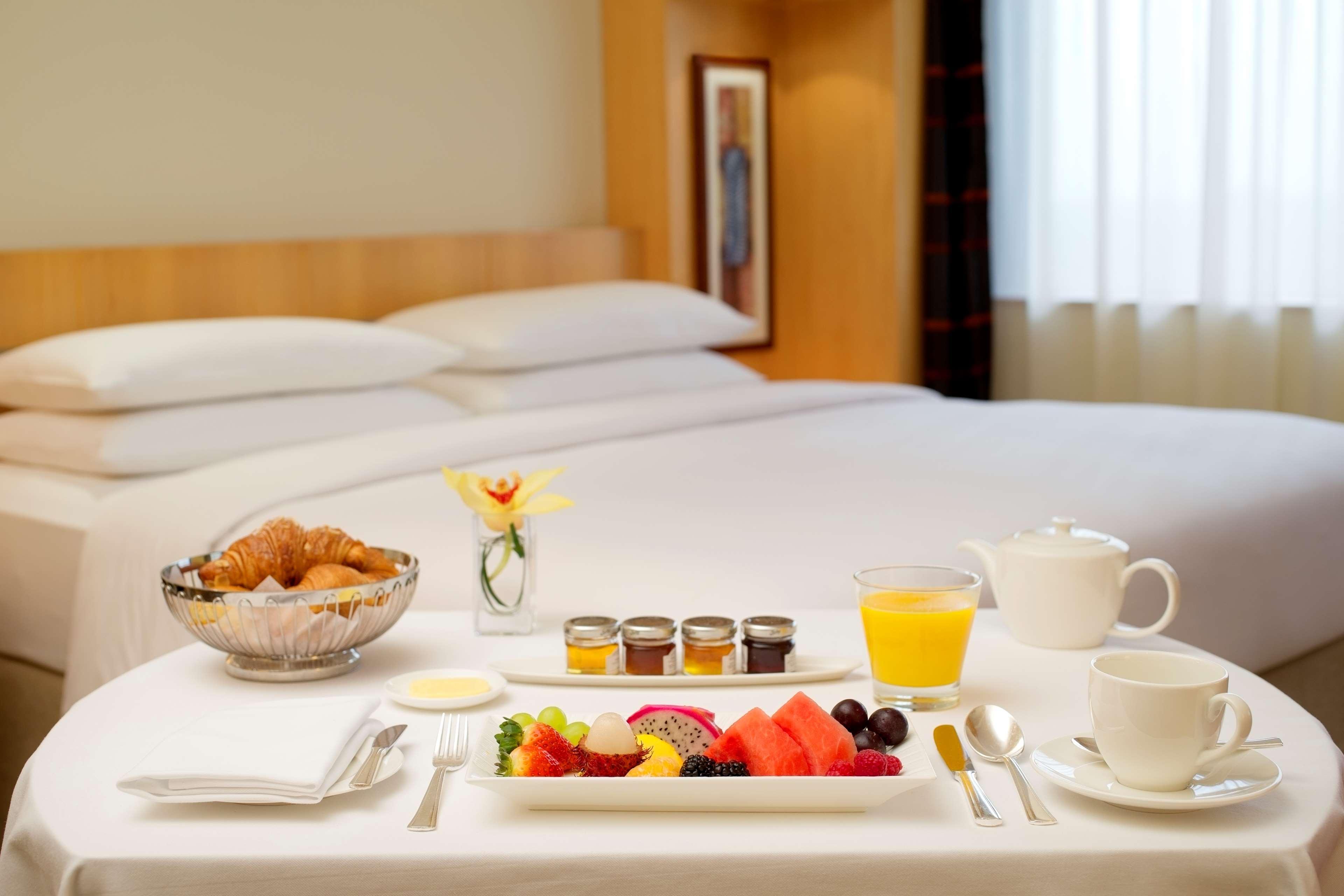 Hotel Hyatt Regency Dubai - Corniche Esterno foto Room service