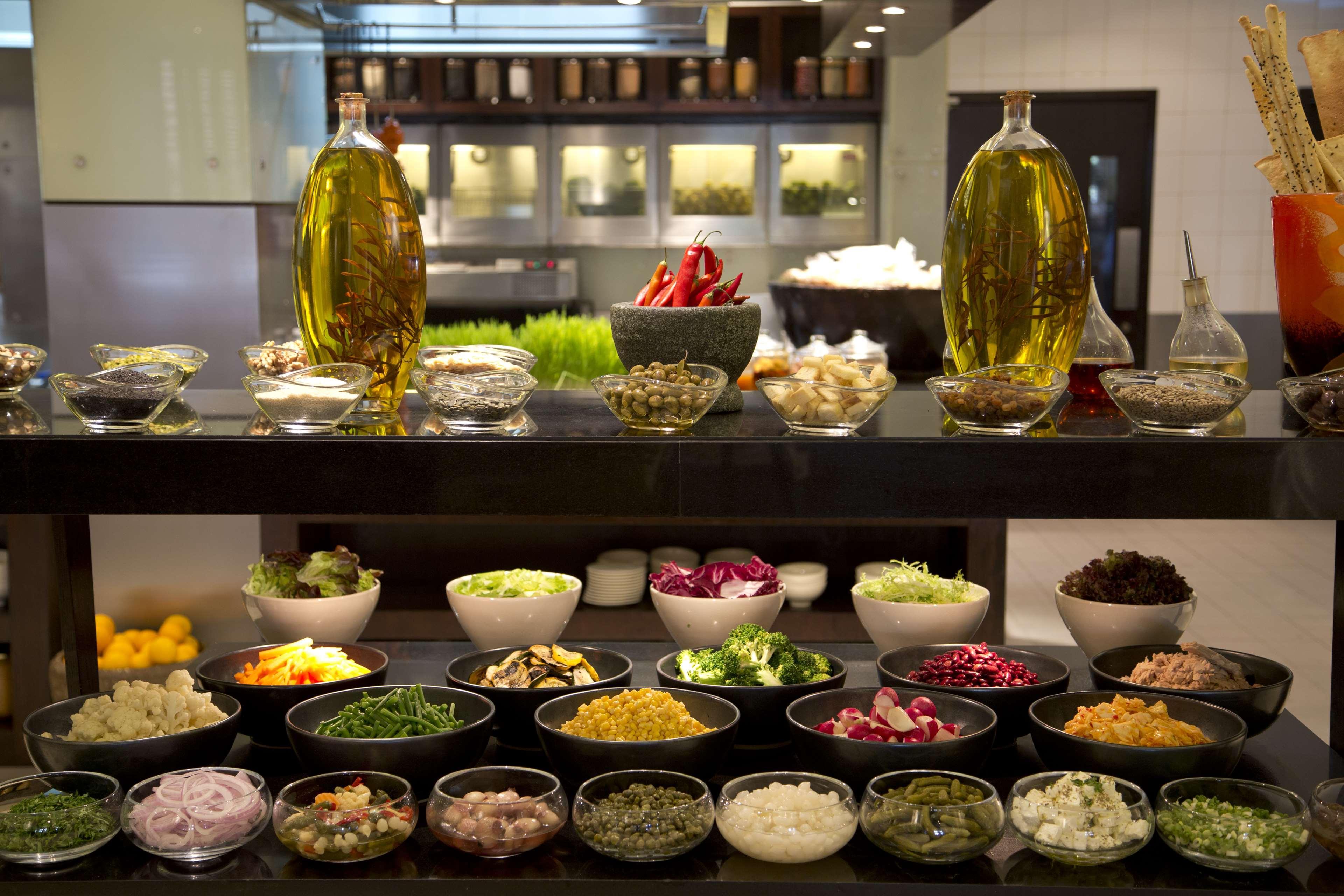 Hotel Hyatt Regency Dubai - Corniche Ristorante foto A salad bar