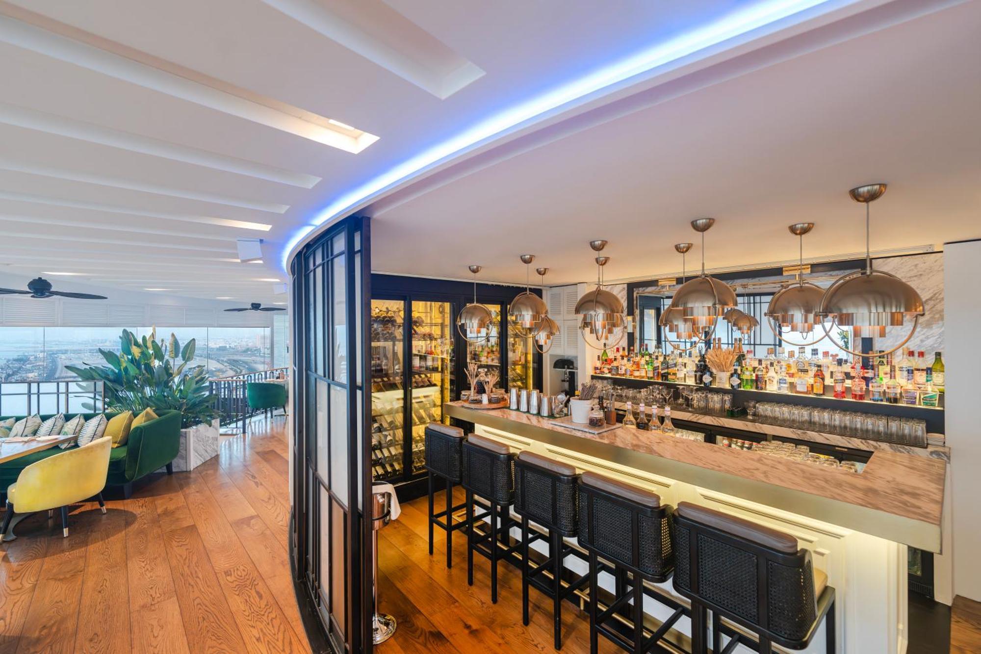 Hotel Hyatt Regency Dubai - Corniche Esterno foto The bar at the 12th floor