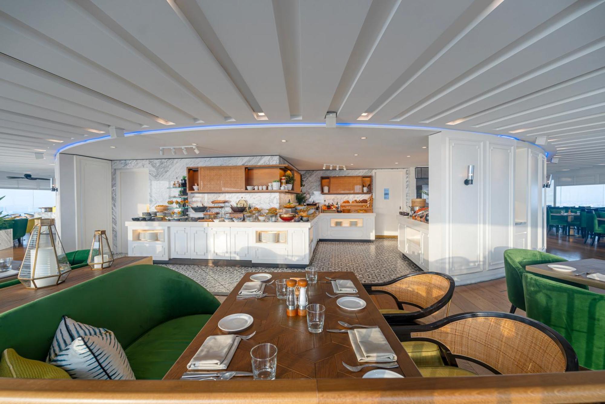 Hotel Hyatt Regency Dubai - Corniche Esterno foto The restaurant on board