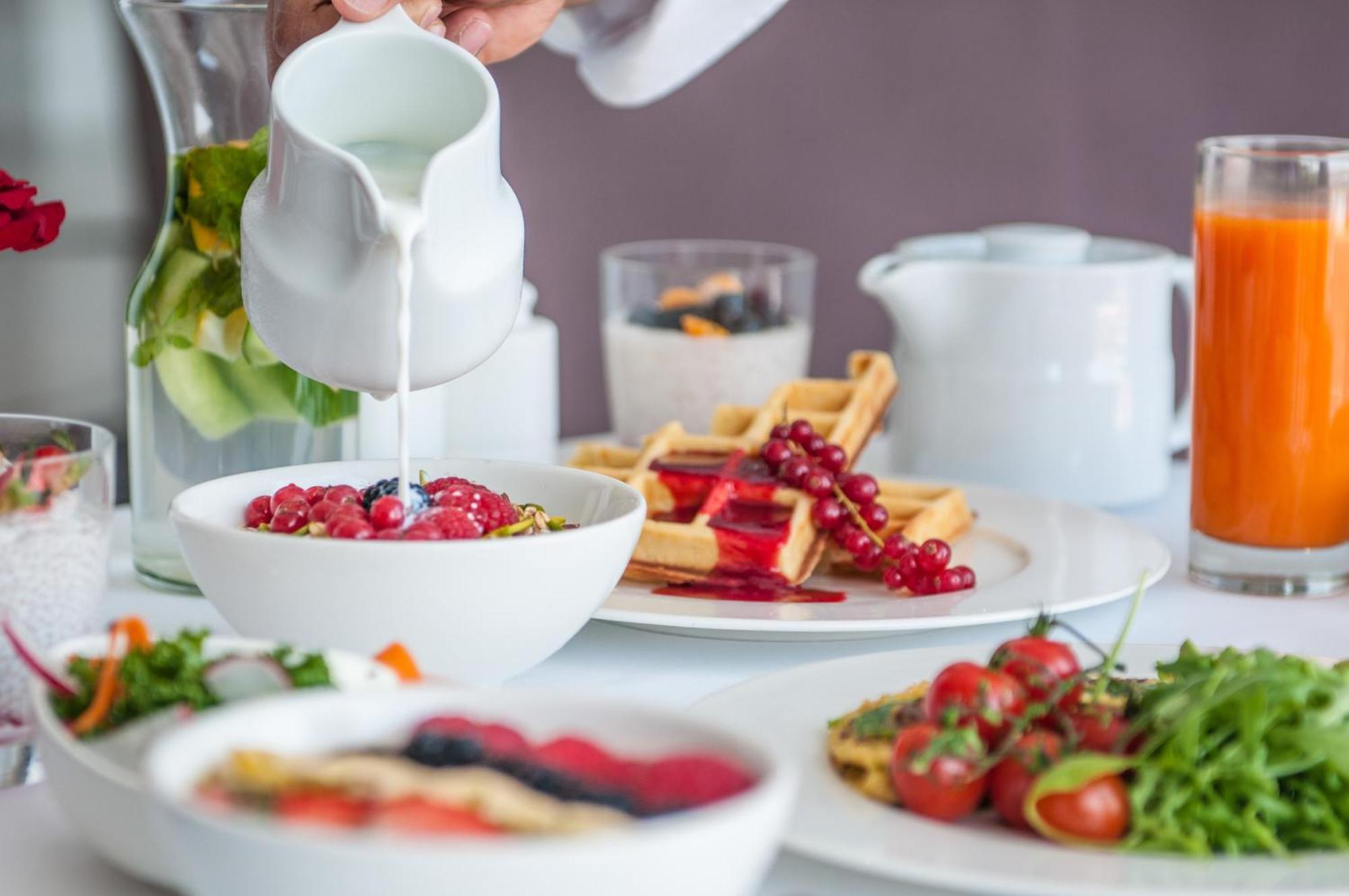 Hotel Hyatt Regency Dubai - Corniche Esterno foto A healthy breakfast