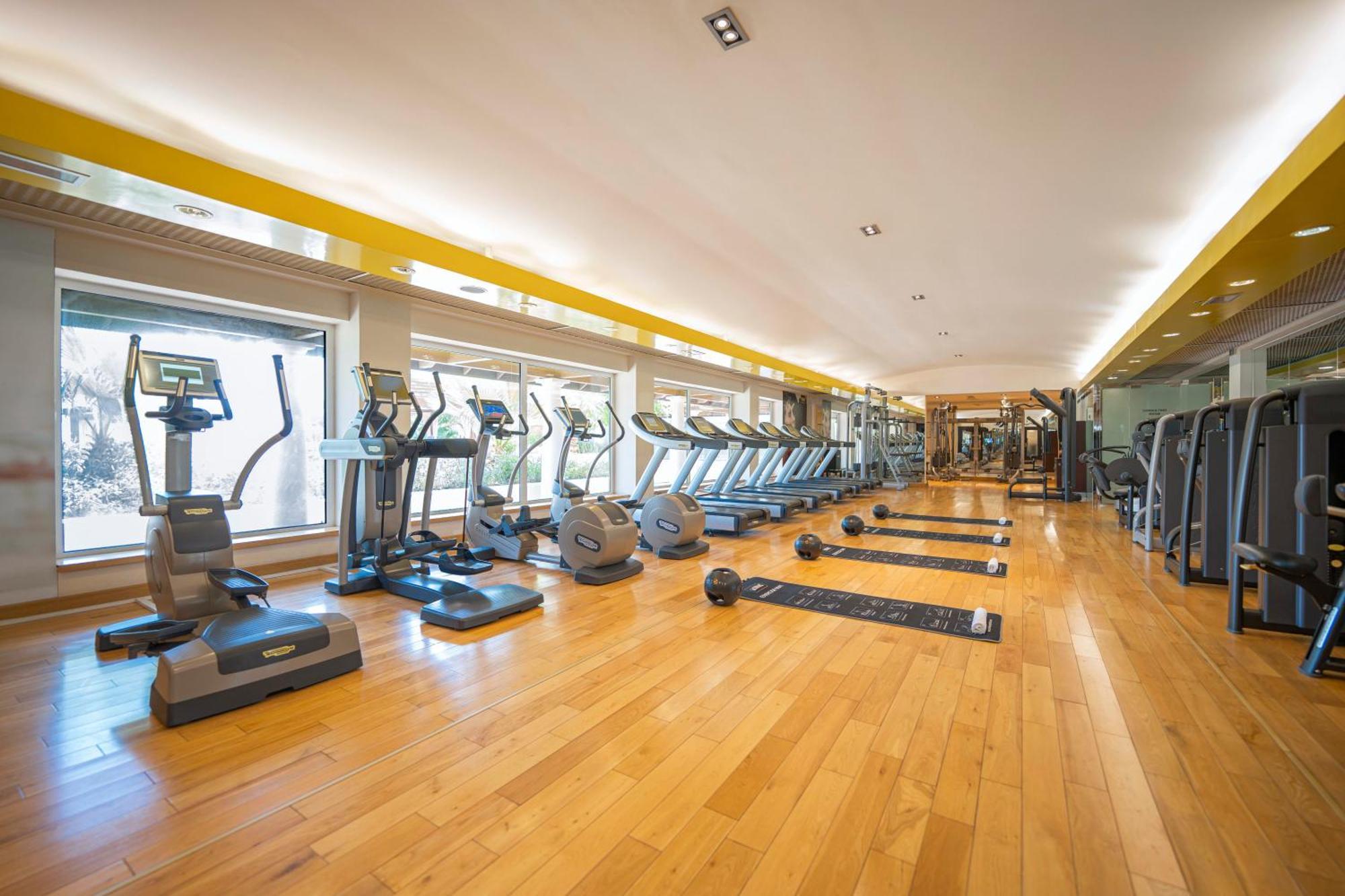 Hotel Hyatt Regency Dubai - Corniche Esterno foto The gym at the hotel